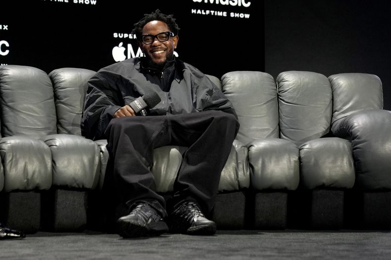 Kendrick Lamar, artista del espectáculo de medio tiempo del Super Bowl LIX de Apple Music, sonríe durante una conferencia de prensa, el jueves 6 de febrero de 2025, en Nueva Orleans, previo al Super Bowl de la NFL entre los Eagles de Filadelfia y los Chiefs de Kansas City. (AP Photo/Matt York)