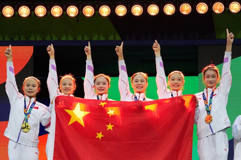 Las gimnastas de China tras ganar la medalla de oro en la final de equipos femeninos del Mundial de Gimnasia, el miércoles 21 de octubre de 2026, en Rotterdam, Países Bajos. (AP Foto/Patrick Post)