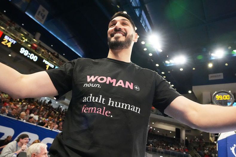 Enes Kanter Freedom saluda a una persona durante el partido entre el Indiana Fever y el Chicago Sky de la WNBA, el domingo 23 de agosto de 2026, en Chicago. (AP Foto/Nam Y. Huh)