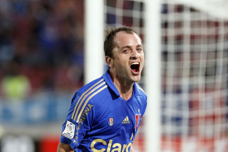 El argentino Gustavo Lorenzetti, de Universidad de Chile, celebra luego de anotar frente a Defensor Sporting de Uruguay, en un partido de la fase de grupos de la Copa Libertadores, disputado el jueves 13 de febrero de 2014 en Santiago (AP Foto/Luis Hidalg