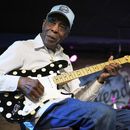Buddy Guy posa para un retrato en Buddy Guys Legends en Chicago el jueves 24 de julio de 2025. (Foto AP/Nam Y. Huh)