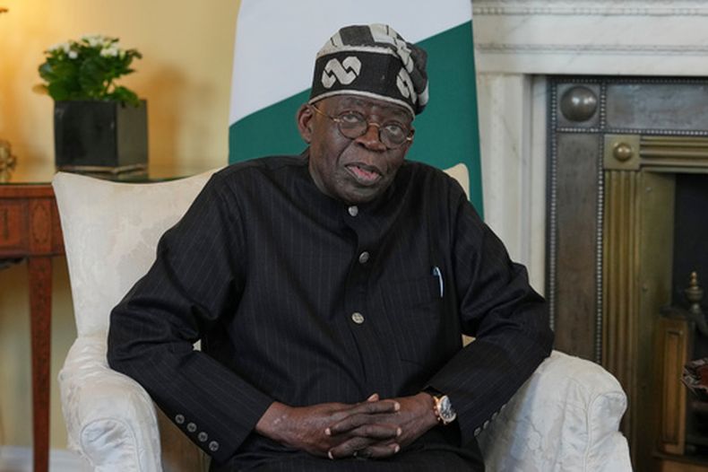 ARCHIVO - El presidente de Nigeria, Bola Ahmed Tinubu, habla con los medios antes de su reunión con el primer ministro británico Keir Starmer en Londres, el jueves 19 de marzo de 2026. (Foto AP/Kin Cheung, pool, file)
