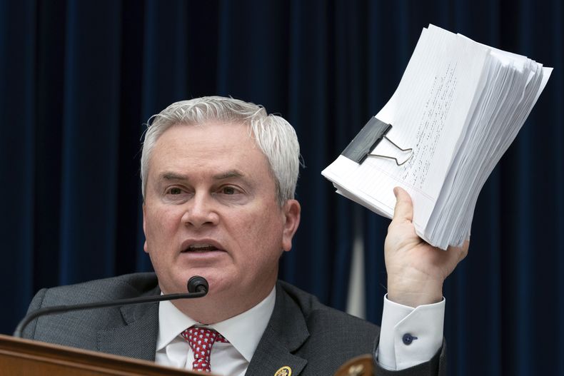 El presidente de la Comisión para la Supervisión y Reforma del Gobierno de la Cámara de Representantes, el representante republicano James Comer, durante una audiencia en el Capitolio, Washington, el miércoles 20 de marzo de 2024. (AP Foto/Jose Luis Magana)