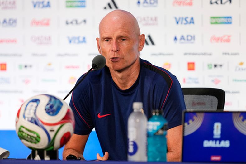 Stale Solbakken, entrenador de Noruega, habla en conferencia de prensa el lunes 29 de junio de 2026 en Arlington, Texas (AP Foto/Tony Gutiérrez)