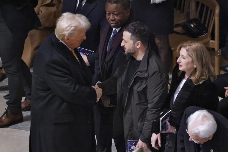 El presidente electo de EEUU, Donald Trump, y el presidente ucraniano Volodymyr Zelenskyy se saludan en la reapertura de la catedral de Notre Dame, en París, Francia, tras su remodelación luego de un incendio en 2019, el sábado 7 de diciembre de 2024. (Foto, Ludovic Marin, Pool vía AP)