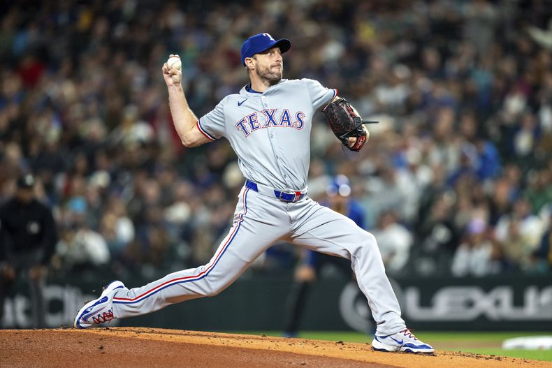 ARCHIVO - Foto del 14 de septiembre del 2024, el abridor de los Rangers de Teas Max Scherzer lanza en el encuentro ante los Marineros de Seattle. (AP Foto/Stephen Brashear, Archivo)