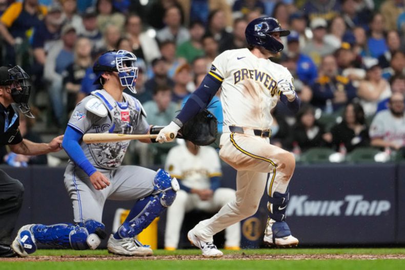 Brice Turang, de los Cerveceros de Milwaukee, conecta una rola que produjo una carrera durante la octava entrada del juego de béisbol de Grandes Ligas ante los Azulejos de Toronto, el miércoles 15 de abril de 2026, en Milwaukee. (AP Foto/Aaron Gash)