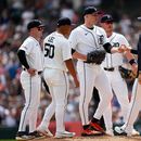 El mánager de los Tigres de Detroit, A.J. Hinch (a la derecha), le quita la pelota al lanzador Tarik Skubal durante la séptima entrada de un partido de béisbol contra los Orioles de Baltimore, el miércoles 29 de julio de 2026, en Detroit. (Foto AP/Paul Sancya)
