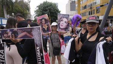Vendedores comercializan carteles de la estrella pop colombiana Shakira afuera del Estadio Nacional luego de que cancelara su concierto tras ser hospitalizada, en Lima, Perú, el domingo 16 de febrero de 2025. (Foto AP/Martín Mejía)