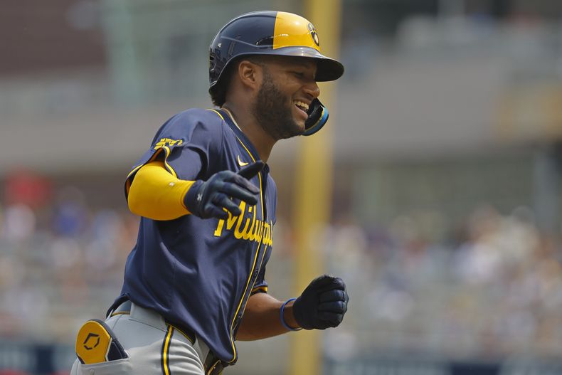 El venezolano Jackson Chourio de los Cerveceros de Milwaukee recorre las bases y celebra su cuadrangular solitario ante los Mellizos de Minnesota en el séptimo capítulo del juego de béisbol, el domingo 21 de julio de 2024, en Mineápolis. (AP Foto/Bruce Kluckhohn)