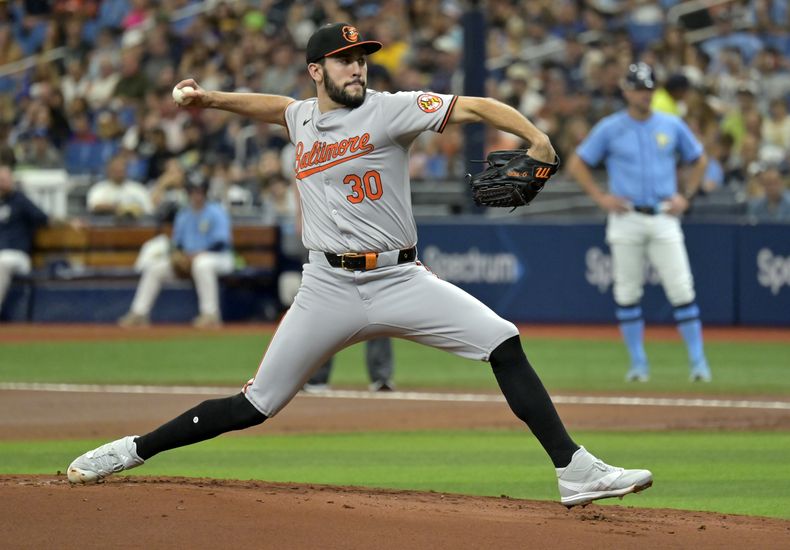 El abridor de los Orioles de Baltimore Grayson Rodriguez lanza en la primera entrada del juego ante los Rays de Tampa Bay el domingo 9 de junio del 2024. (AP Foto/Steve Nesius)