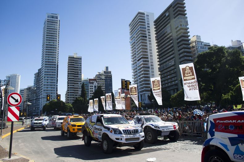La caravana del Rally Dakar Sudam&eacute;rica en la largada simb&oacute;lica de la competencia en Rosario, Argentina, el s&aacute;bado 4 de enero de 2014. (AP Foto/Victor R. Caivano)