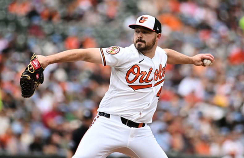 El lanzador abridor de los Orioles de Baltimore, Keegan Akin, realiza un lanzamiento contra los Atléticos durante la primera entrada de un partido de béisbol, el domingo 10 de mayo de 2026, en Baltimore. (Foto AP/Steve Ruark)