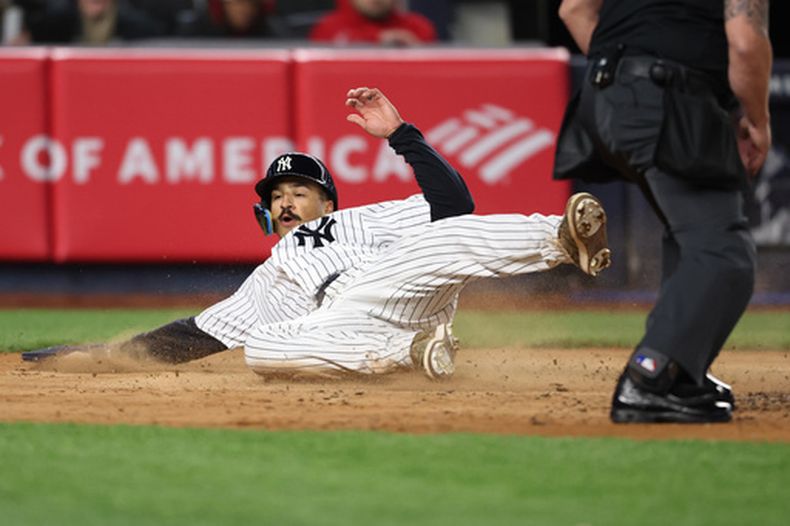 Trent Grisham, de los Yankees de Nueva York, se desliza hacia el plato para anotar durante la sexta entrada de un partido de béisbol contra los Marlins de Miami, el sábado 4 de abril de 2026, en Nueva York. (Foto AP/Heather Khalifa)