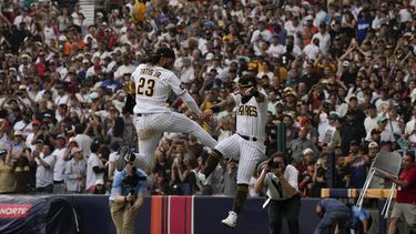 El jardinero derecho de los Padres de San Diego, Fernando Tatis Jr. (23), celebra con su compañero de equipo, Rougned Odor, después de que los Padres derrotaran 6-4 a los Gigantes de San Francisco en juego de béisbol el domingo 30 de abril de 2023, en Ciudad de México. (AP Foto/Fernando Llano)