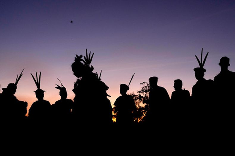 ARCHIVO - Indígenas ashaninka de Brasil y Perú bailan y cantan al amanecer durante la celebración anual para reconocer el territorio ashaninka, el 24 de junio de 2024, en la aldea de Apiwtxa, estado de Acre, Brasil. (AP Foto/Jorge Saenz, archivo)