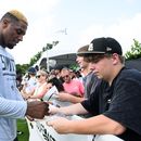 El ala defensiva de los Saints de Nueva Orleans, Cameron Jordan (94), interactúa con los aficionados después de la práctica en el campamento de entrenamiento de fútbol americano del equipo en Metairie, Luisiana, el jueves 30 de julio de 2026. (Foto AP/Ella Hall)
