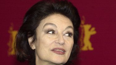 ARCHIVO - La actriz francesa Anouk Aimée antes de una conferencia de prensa en el 53º Festival de Cine de Berlín el 13 de febrero de 2003. Aimée, ganadora de un Globo de Oro por su papel protagónico en Un homme et une femme del legendario director francés Claude Lelouch, falleció, informó el martes su agente. Tenía 92 años. (Foto AP/Sven Kaestner, archivo)