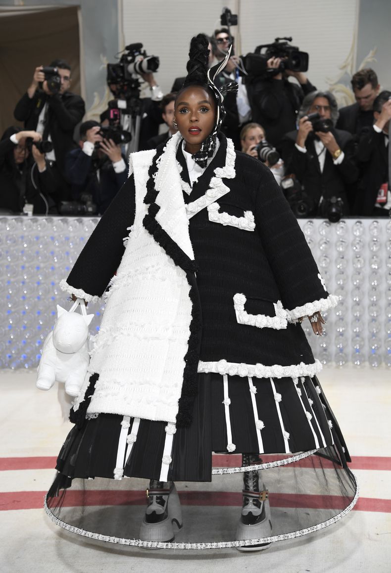 Janelle Monáe llega a la gala del Instituto del Vestido del Museo Metropolitano de Arte para celebrar la inauguración de la exposición Karl Lagerfeld: A Line of Beauty el lunes 1 de mayo de 2023 en Nueva York.(Foto Evan Agostini/Invision/AP)