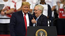 ARCHIVO - El entonces presidente Donald Trump, izquierda, y el líder de la mayoría en el Senado, el republicano Mitch McConnell, se saludan en un acto electoral en Lexington, Kentucky, 4 de noviembre de 2019. McConnell ha respaldado la candidatura presidencial de Trump en un anuncio el miércoles 6 de marzo de 2024. Es un giro notable para McConnell, quien denunció las acciones repudiables de Trump durante el asalto al Capitolio del 6 de enero de 2021. (AP Foto/Timothy D. Easley, File)