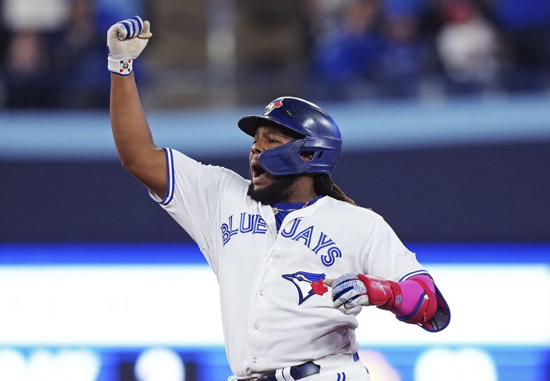 Vladimir Guerrero Jr., de los Azulejos de Toronto, celebra so doble productor de dos carreras en contra de los Reales de Kansas City, durante la séptima entrada del juego de béisbol, el viernes 8 de septiembre de 2023, en Toronto. (Nathan Denette/The Canadian Press vía AP)