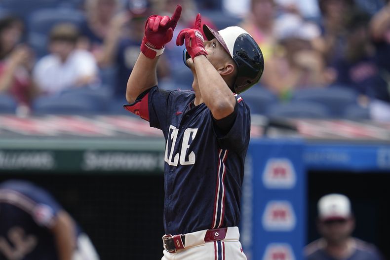 El venezolano Andrés Giménez de los Guardianes de Cleveland hace un gesto al correr al plato en la quinta entrada del encuentro ante los Marineros de Seattle el jueves 20 de junio del 2024. (AP Foto/Sue Ogrocki)