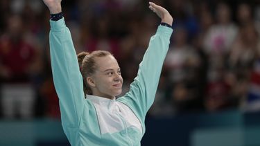 La bielorrusa Viyaleta Bardzilouskaya celebra tras ganar una medalla de plata en el trampolín femenino de los Juegos Olímpicos de París, el viernes 2 de agosto de 2024. Bardzilouskaya compite como atleta neutral. (AP Foto/Charlie Riedel)
