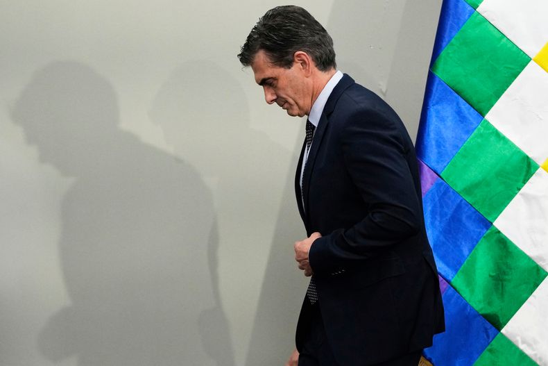 El presidente boliviano Rodrigo Paz se va después de una conferencia de prensa en el palacio presidencial en La Paz, Bolivia, el jueves 20 de noviembre de 2025. (AP Foto/Juan Karita)