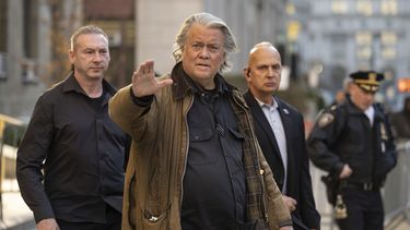 Steve Bannon sale de la corte federal de Manhattan, el martes 12 de noviembre de 2024, en Nueva York. (AP Foto/Yuki Iwamura)
