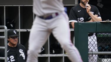 Rangers ganan; público en Chicago pide despido de La Russa