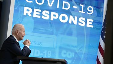 Biden anuncia más pruebas y mascarillas para combatir COVID