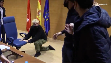 espana: estudiantes comunistas intentaron boicotear acto de yunior garcia y leopoldo lopez