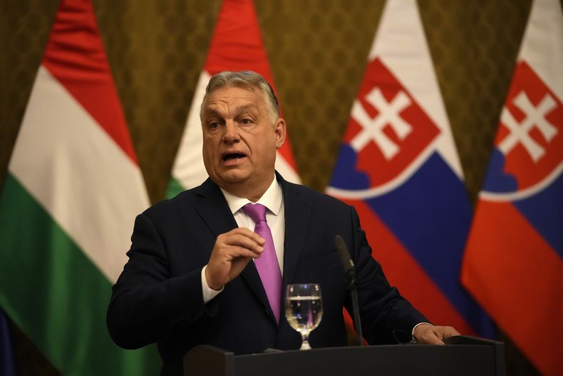 El primer ministro húngaro Viktor Orbán habla con reporteros durante su visita oficial a Bratislava, Eslovaquia, el martes 21 de enero de 2025. (AP Foto/Petr David Josek)