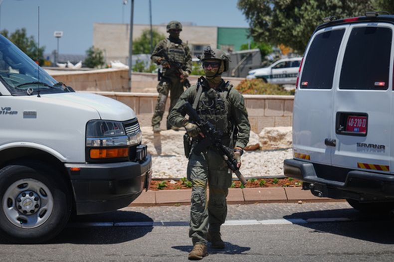 Fuerzas de seguridad israelíes se ven desplegadas en el lugar de un tiroteo realizado por un ciudadano palestino de Israel en cerca de Tzur Yitzhak, en el centro de Israel, el domingo 7 de junio de 2026. (AP Foto/Ariel Schalit)