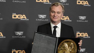 Christopher Nolan, director de la película Oppenheimer, posa con su premio DGA a la mejor película en la 76a entrega de los Premios DGA del Sindicato de Directores de Estados Unidos, el sábado 10 de febrero de 2024 en Beverly Hills, California. (Foto AP/Chris Pizzello)