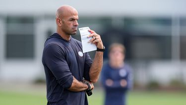Robert Saleh, nuevo entrenador en jefe de los Titans de Tennessee, observa la práctica de su equipo durante el campamento de entrenamiento el miércoles 29 de julio de 2026, en Nashville, Tennessee. (AP Foto/George Walker IV)