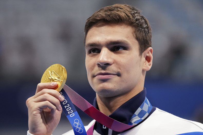 ARCHIVO - Foto del 21 de abril del 2022, el ruso Evgeny Rylov posa con la medalla de oro que ganó en la prueba de 100 metros dorso en los Juegos Olímpicos de Tokio. El lunes 4 de septiembre del 2023, World Aquatics presenta sus lineamientos para permitir que deportistas rusos y bielorrusos participen en eventos internacionales. (AP Foto/Matthias Schrader, Archivo)
