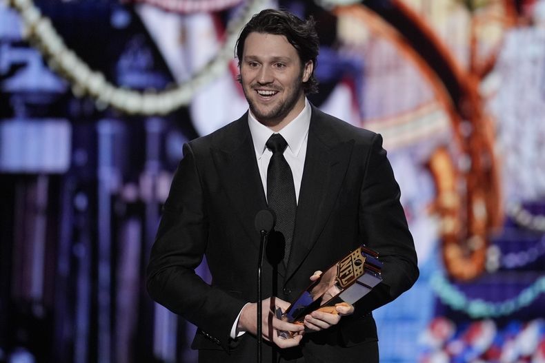 Josh Allen, de los Bills de Buffalo, fue reconocido como el AP Jugador Más Valioso de la NFL y da un discurso durante la ceremonia de entrega de los premios, el NFL Honors, previo al Super Bowl 59, el jueves de febrero de 2025, en Nueva Orleans. (AP Foto/David J. Phillip)