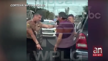 video muestra a jefe de la policia de miami ? dade interviniendo en fuerte pelea en una transitada avenida