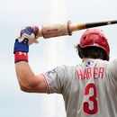 Bryce Harper, de los Filis de Filadelfia, estira con su bate durante la primera entrada de un partido de béisbol contra los Rojos de Cincinnati en Cincinnati, el martes 7 de julio de 2026. (Foto AP/Carolyn Kaster)