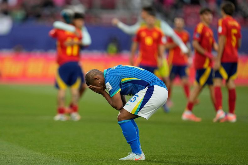 Gilberto, de Brasil, se lamenta la derrota ante España en el Mundial sub20, el sábado 4 de octubre de 2025, en Santiago (AP Goto/Matias Delacroix)