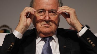americateve | El presidente de la FIFA, Joseph Blatter, se coloca las gafas antes de una conferencia en R&iacute;o de Janeiro, el mi&eacute;rcoles 2 de julio de 2014 (AP Foto/Leo Correa)