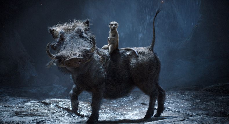 Esta imagen proporcionada por Disney muestra a los personajes Pumba, con la voz de Seth Rogen, abajo, y Timón, con la voz de Billy Eichner en una escena de Mufasa: The Lion King (Mufasa, El Rey León). (Disney vía AP)
