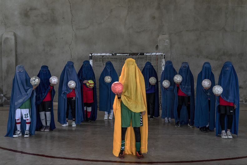 ARCHIVO - Foto del 22 de septiembre del 2022, integrantes de un equipo de fútbol afgano de mujeres posan para una foto en Kabul. El miércoles 21 de junio del 2023, el COI advierte que Afganistán podría quedar fuera de los Olímpicos de París si no permite la participación de mujeres y niñas en el deporte. (AP Foto/Ebrahim Noroozi, Archivo)