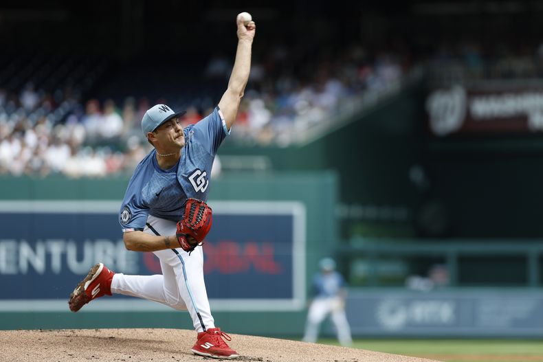 El lanzador de los Nacionales de Washington, Mitchell Parker, lanza durante la primera entrada de un juego de béisbol contra los Filis de Filadelfia en Washington, el domingo 30 de marzo de 2025. (AP Foto/Terrance Williams)
