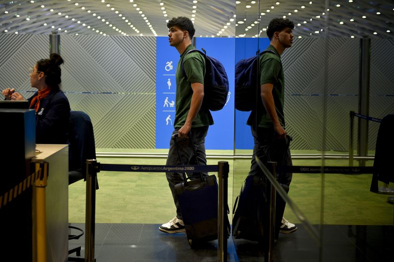 Hugo Auradou, jugador francés de rugby, lleva su maleta por un pasillo del aeropuerto de Buenos Aires, el martes 3 de septiembre de 2024 (AP Foto/Gustavo Garello)