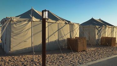 Fans con bajo presupuesto se las arreglan en campamentos