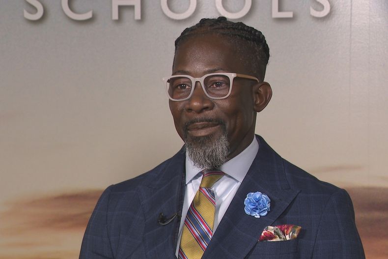 En la imagen, proporcionada por WOI Local 5 News en septiembre de 2025, aparece el superintendente del distrito escolar de Des Moines Ian Roberts. (WOI Local 5 News vía AP)
