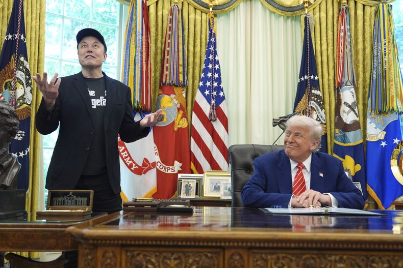 El presidente Donald Trump y el multimillonario Elon Musk en la Oficina Oval en la Casa Blanca en Washington el 30 de mayo del Washington. (AP Photo/Evan Vucci)