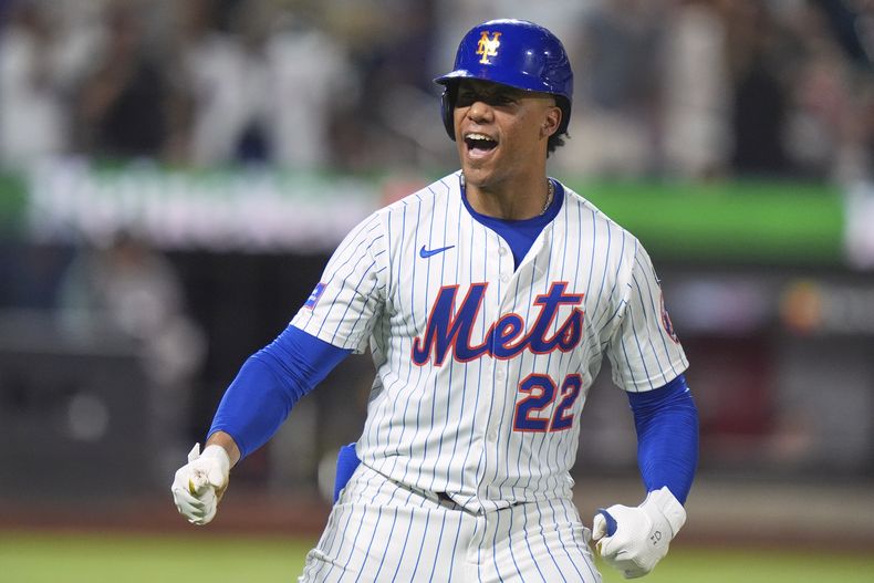 El dominicano Juan Soto, de los Mets de Nueva York, festeja su jonrón en el duelo del miércoles 25 de junio de 2025, ante los Bravos de Atlanta (AP Foto/Frank Franklin II)